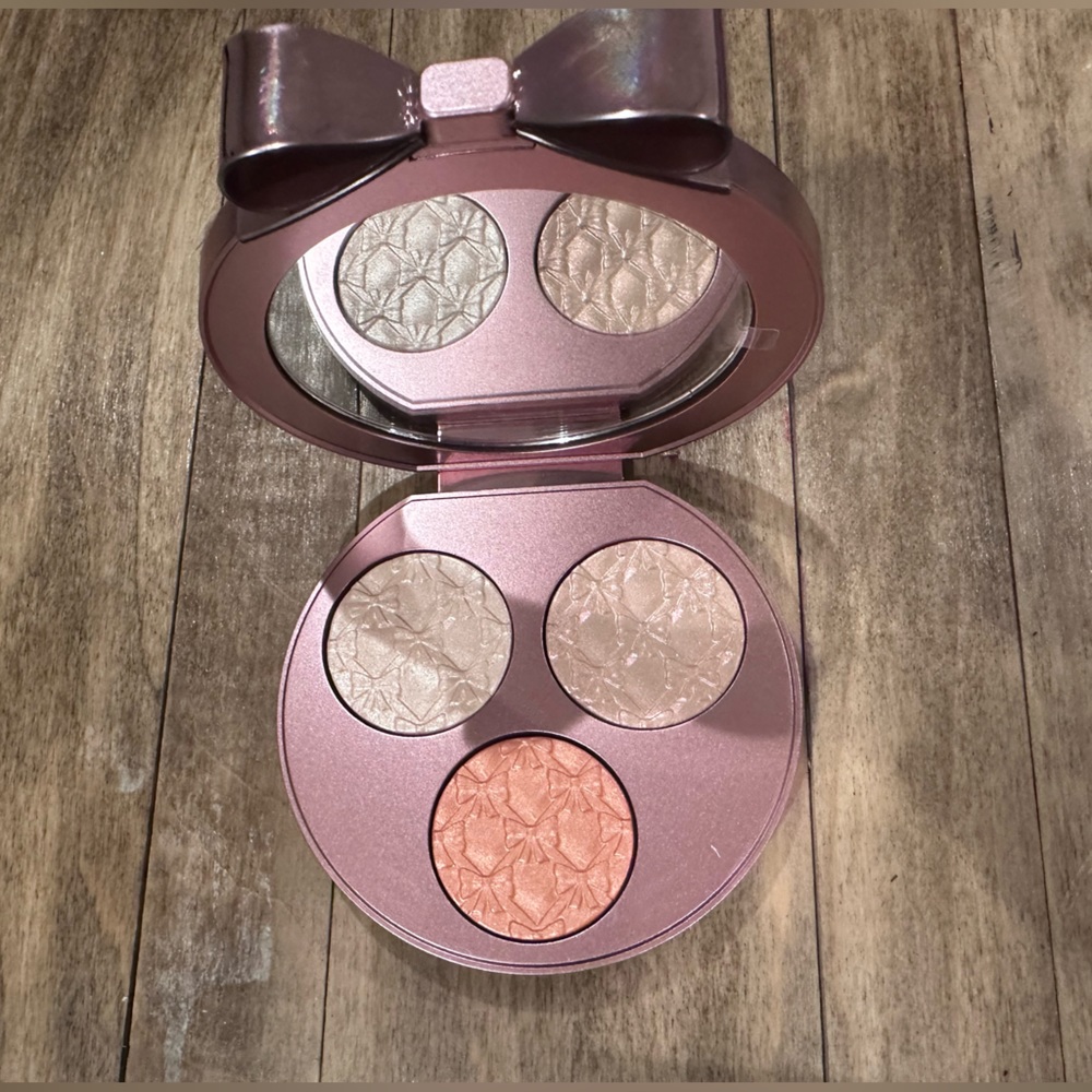 M.A.C. Limited Edition Effervescence Extra Dimension Face Compact